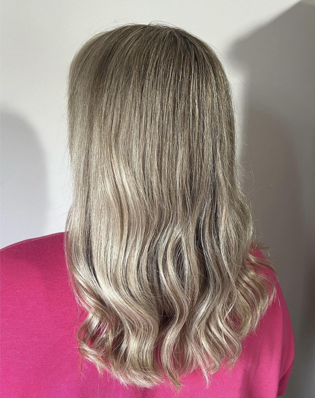 Asblonde highlights in halflang haar met zachte golven