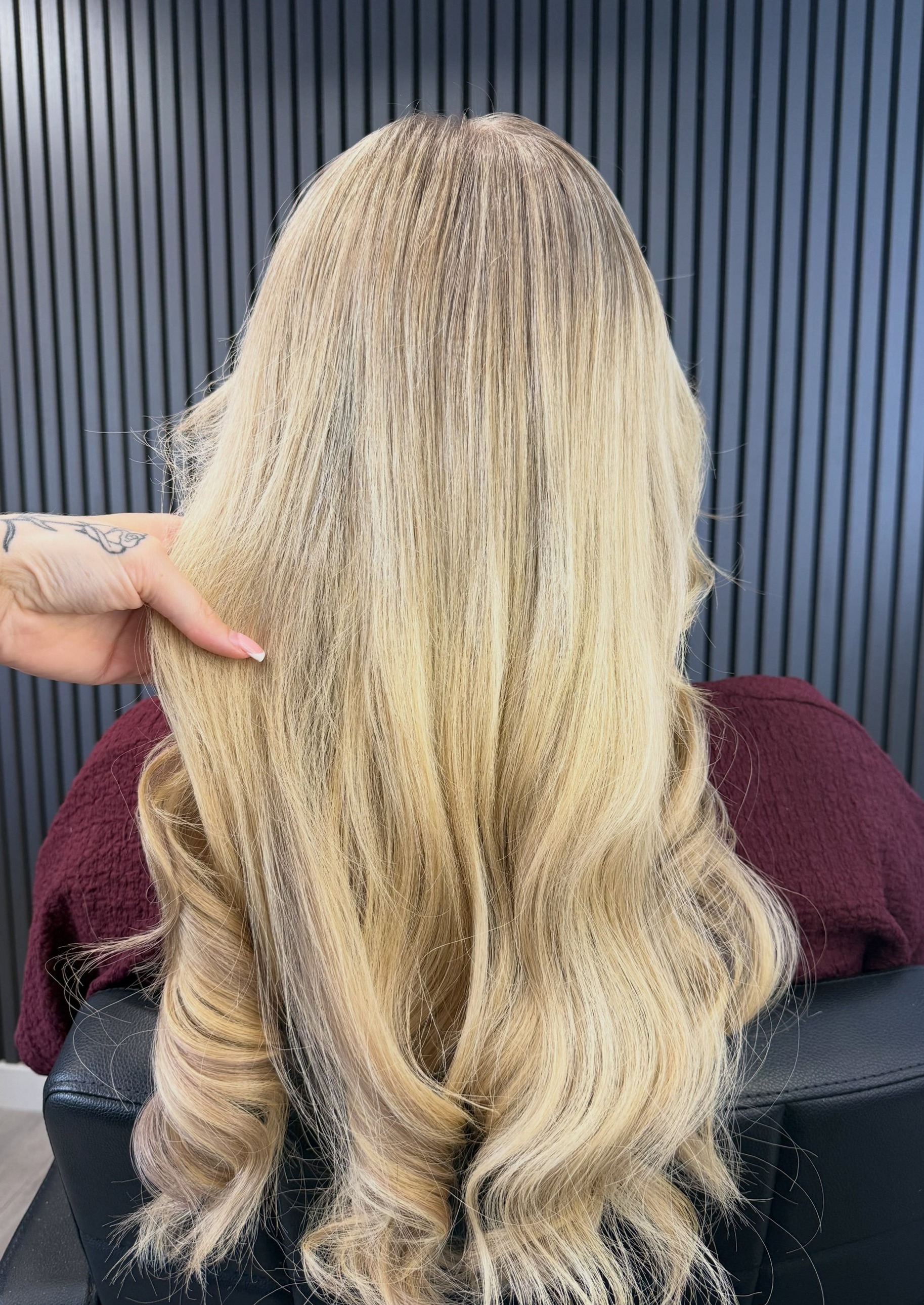 Lang blond haar met golven na kleuren en 3 banen extensions