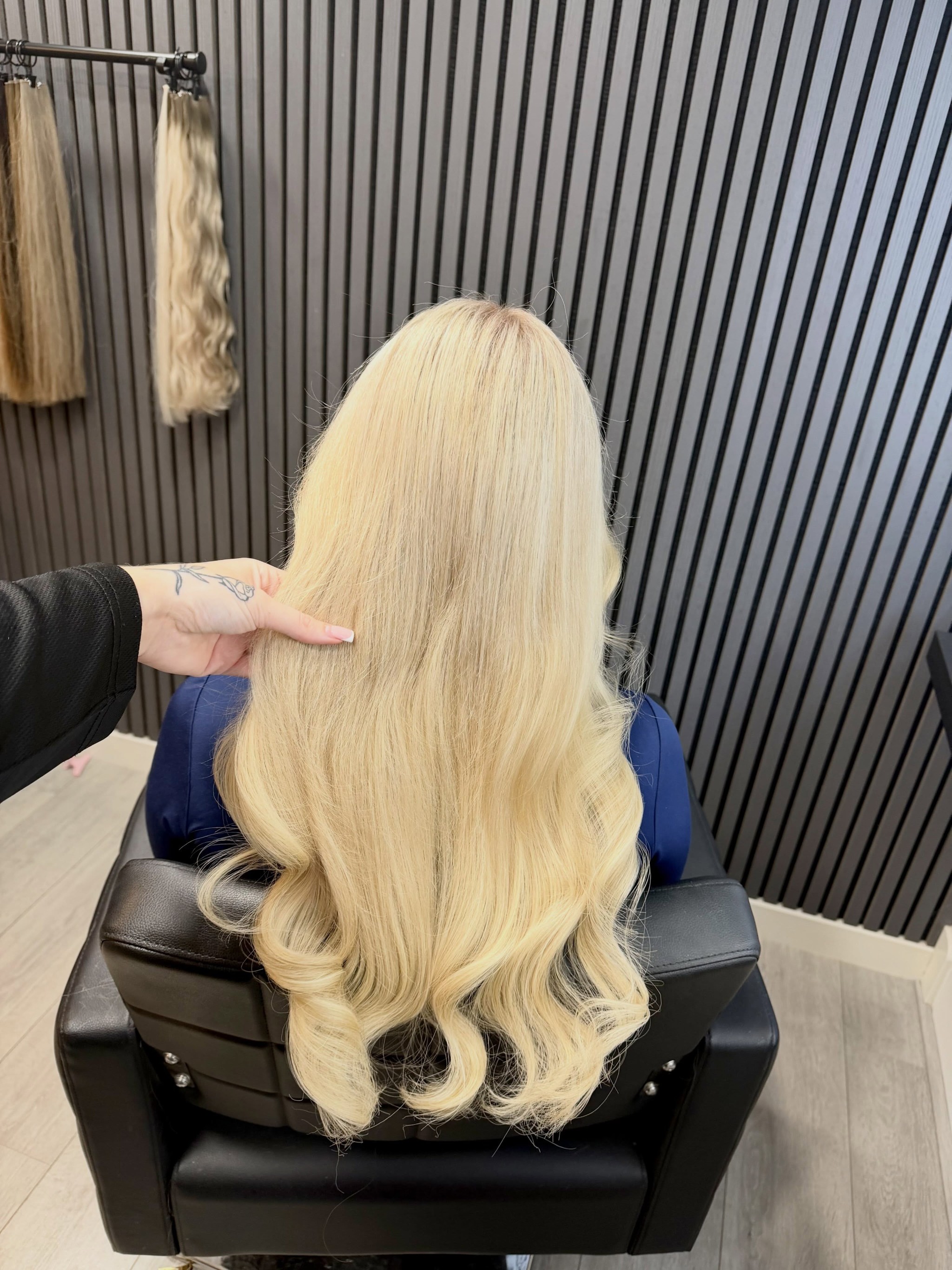 Blond haar met extensions in krullen, in de stoel bij May Blonde