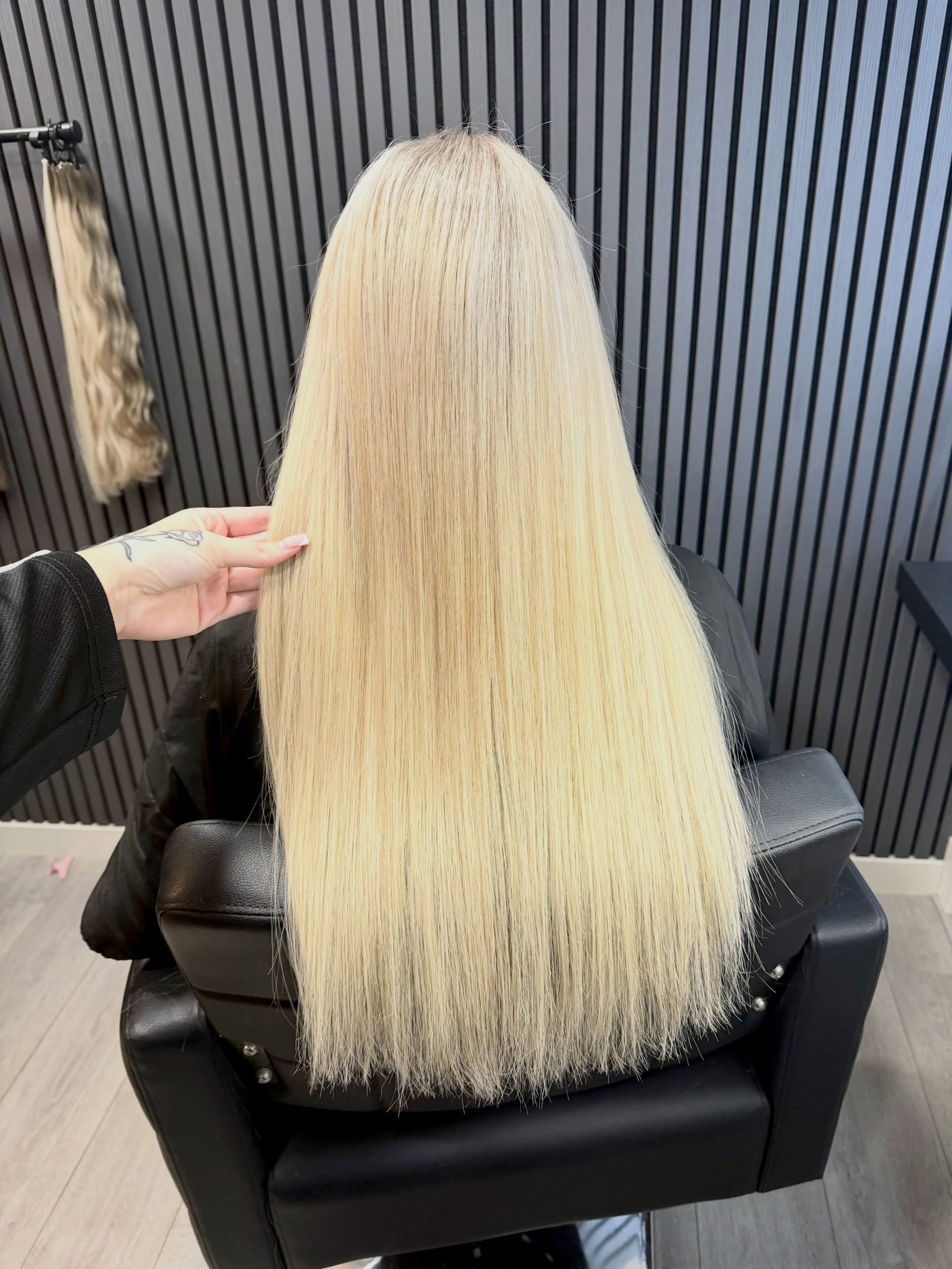 Lang steil blond haar met extensions, in de stoel bij May Blonde